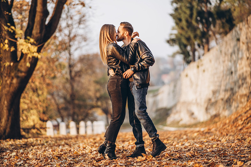 这是一对幸福的情侣在秋天公园户外散步的全身像图片下载