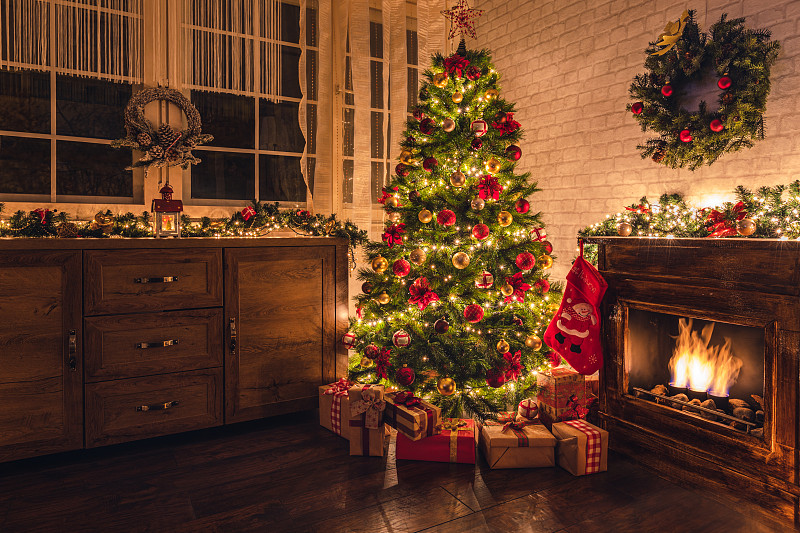 家里壁炉附近装饰的圣诞树图片下载