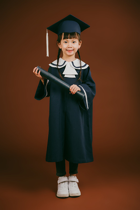 可爱的亚洲小女孩毕业照图片素材