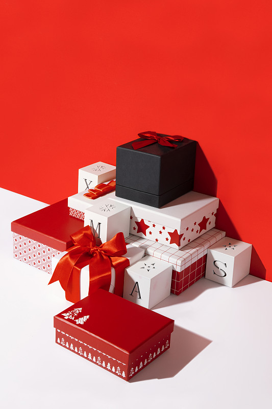 圣诞礼盒上的红白背景图片素材
