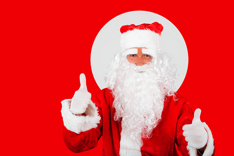 红色背景下的圣诞老人竖起大拇指图片下载