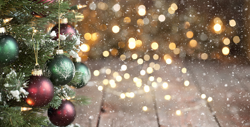 圣诞树，红色和绿色的装饰品对一个散焦灯背景图片下载