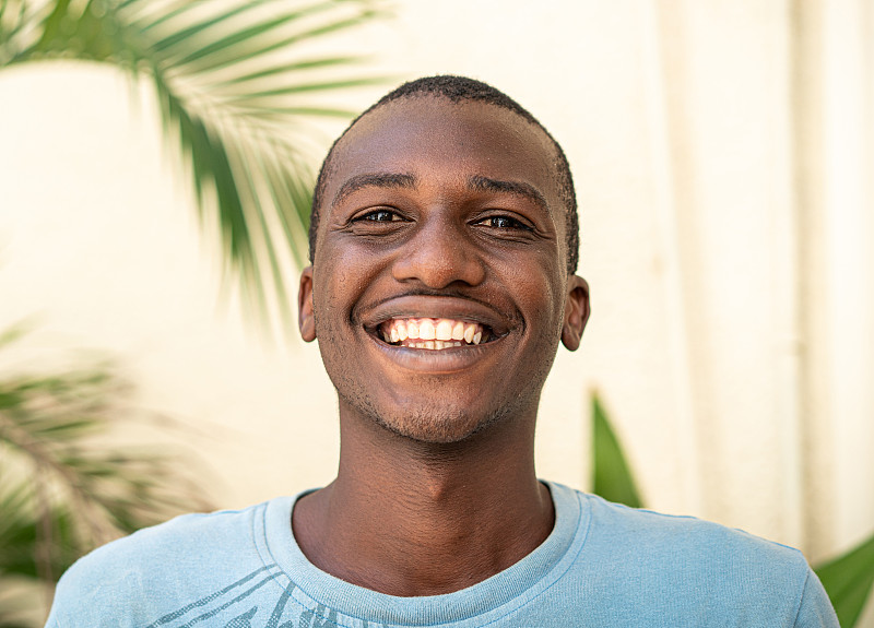 年轻英俊微笑的非裔美国人的肖像图片下载