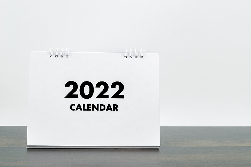 日历桌2022为组织者计划和提醒木制桌子与白色旧垃圾墙混凝土背景。图片下载
