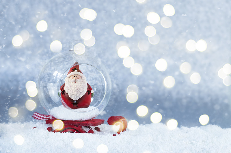 圣诞老人的形象在玻璃球图片下载
