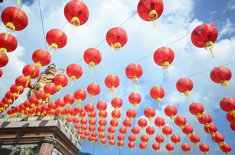 中国农历新年快乐。庆祝中国文化红金灯过蓝天阳光天祈祷祝好运财富幸福。庆祝中国新年图片下载