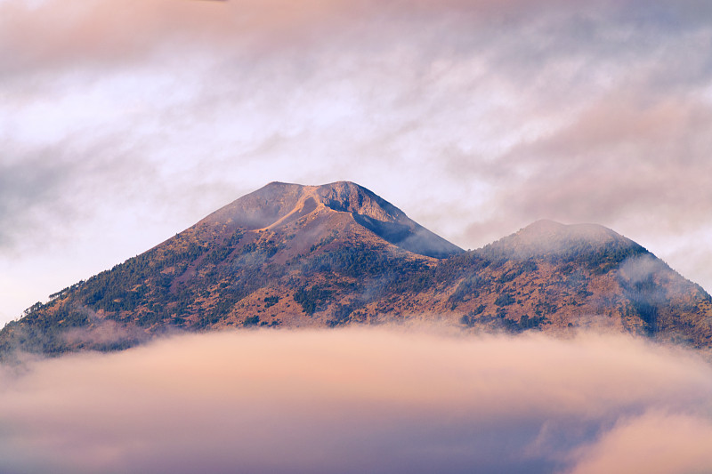 中美洲危地马拉的火山口和云层的全景。图片下载