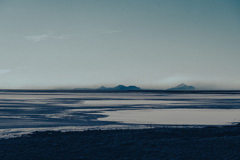 在一个多云多雾的冬日，眺望冰岛的威斯特曼群岛摄影图片