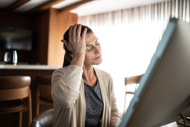 成年女性在家中使用电脑时头痛图片下载