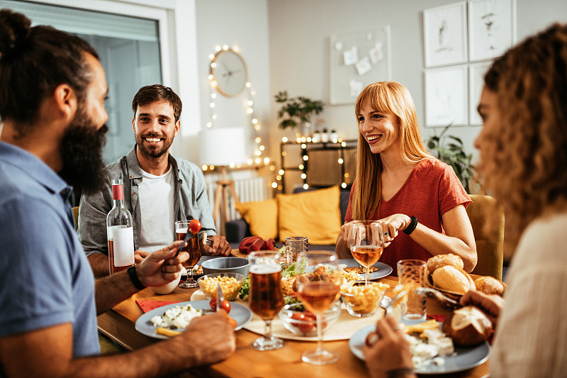 朋友和家人一起吃晚餐，喝葡萄酒图片下载