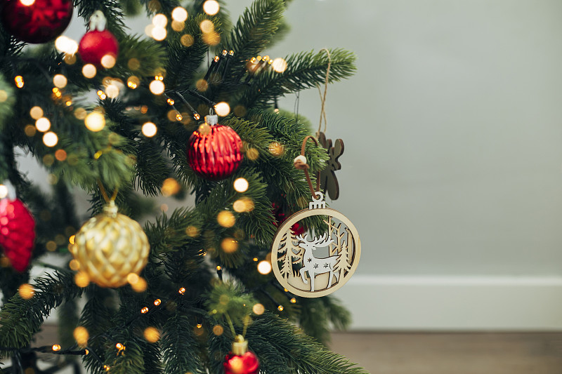 圣诞树上有红色和金色的装饰，树下有圣诞礼物盒。本空间图片下载