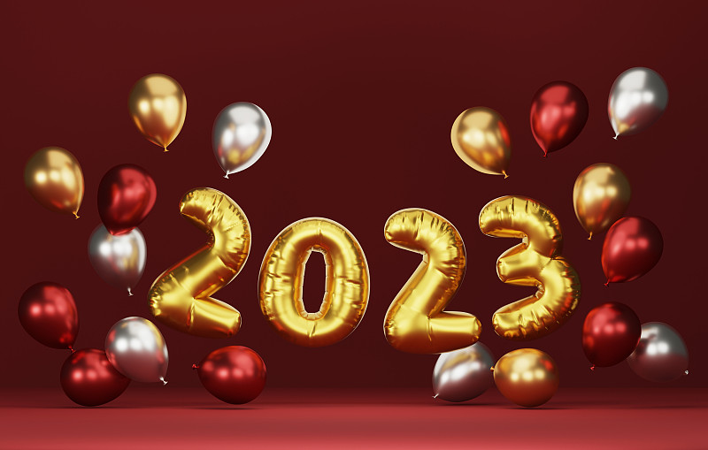 金色，红色，银色气球数字2023金箔在红色背景。图片下载
