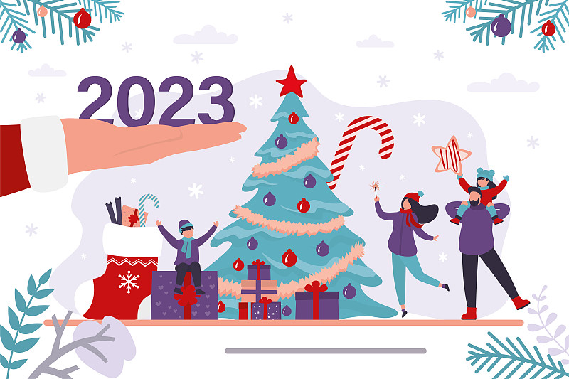 圣诞老人手上有2023年的数字。一家人围坐在传统的圣诞树旁，欢度圣诞。新年，寒假，横旗。图片下载