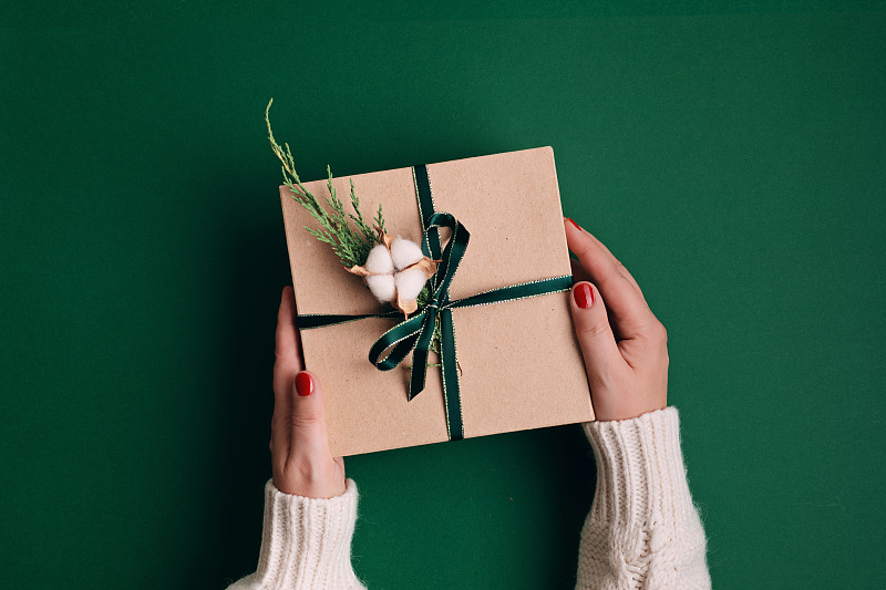 圣诞背景与礼品盒包装在牛皮纸。庆祝圣诞，准备寒假。节日的模型，俯视图，平躺在自然颜色图片下载