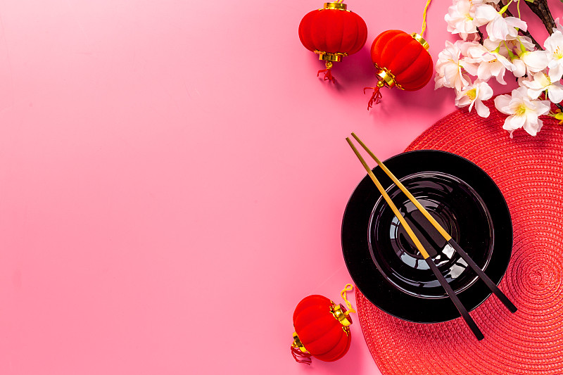 春节用红竹席为餐桌的地方设置图片下载