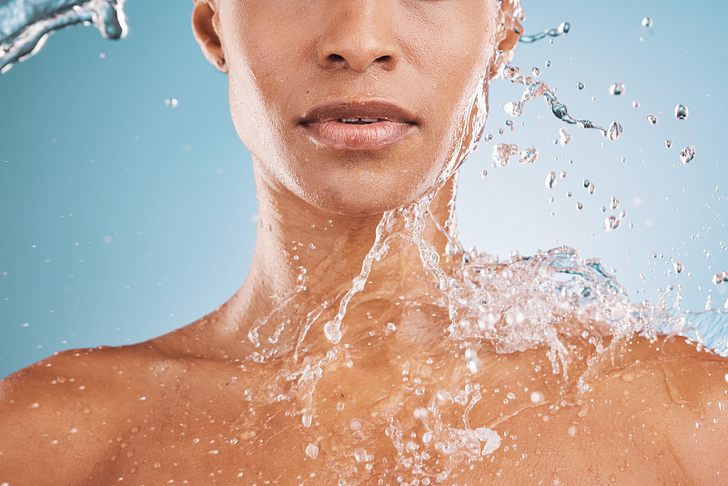 水，清洁和淋浴与一个模型黑人妇女在工作室在蓝色背景上的水合作用或卫生。放松，健康和豪华的水泼在女性在浴室护肤图片下载