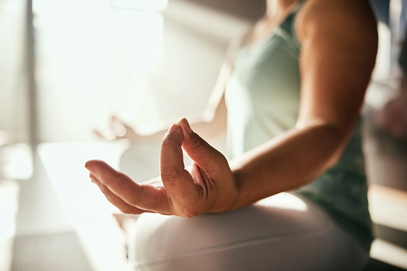 女人，手和瑜伽冥想禅宗锻炼，精神健康或室内意识。女性瑜伽修行者的手冥想平静和平放松，心理健康和健康的福利在健身房图片下载
