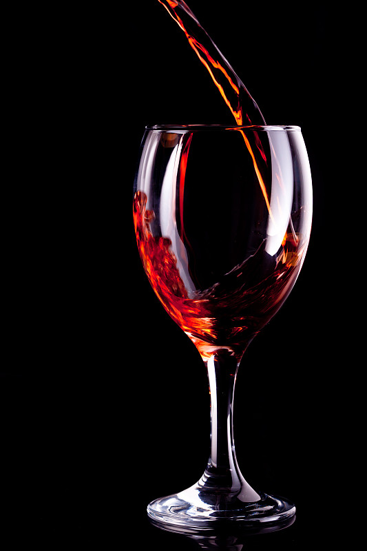 葡萄酒倒进玻璃杯图片素材