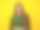 一个年轻女子的肖像，在黄色背景下，穿着鲜艳的衣服，手里拿着智能手机摄影图片