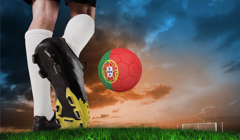 足球靴踢葡萄牙球的合成图像图片素材