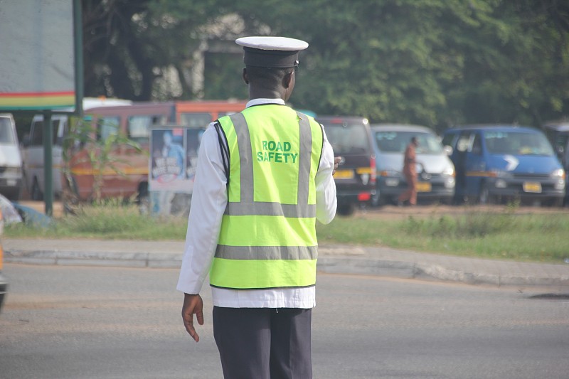 非洲加纳阿克拉一名警察的交通现场图片下载