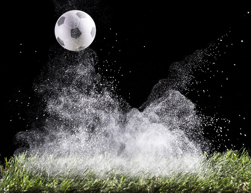 球的足球弹跳在草地表面与一团粉末的影响细节图片下载