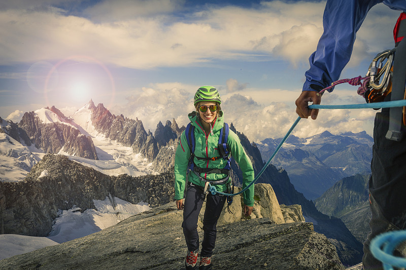 Climbing couple climbing ridge at Mont Savoie, France图片素材