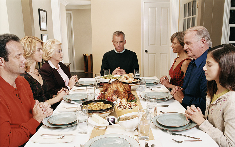 一家人在感恩节大餐上祈祷图片下载