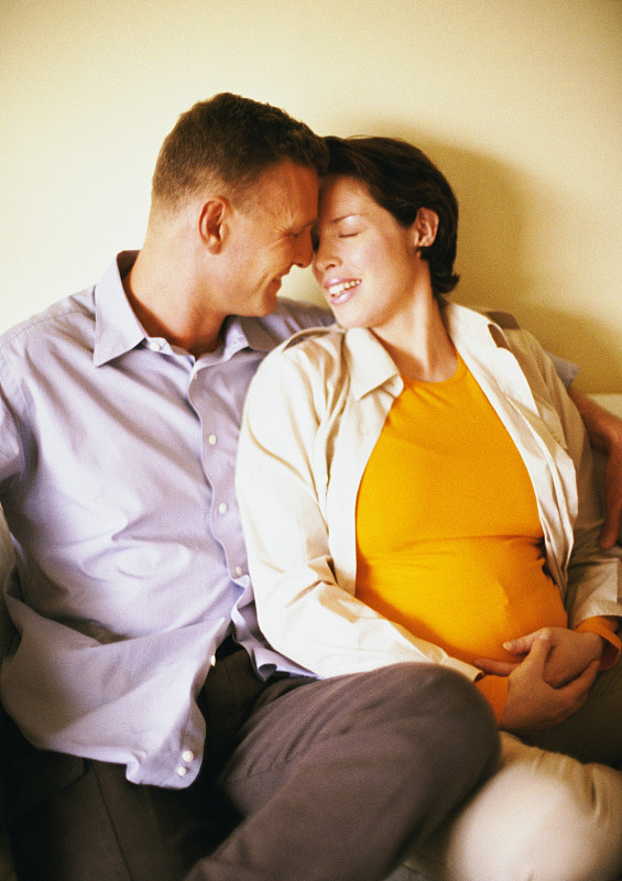 男人和孕妇在微笑图片下载