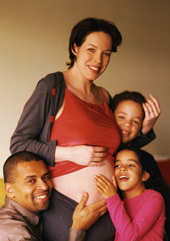 男人和小孩围着孕妇，画像图片下载