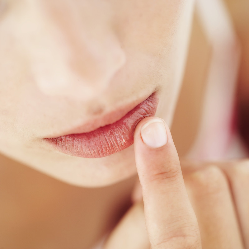 一个女人擦唇膏的特写图片下载