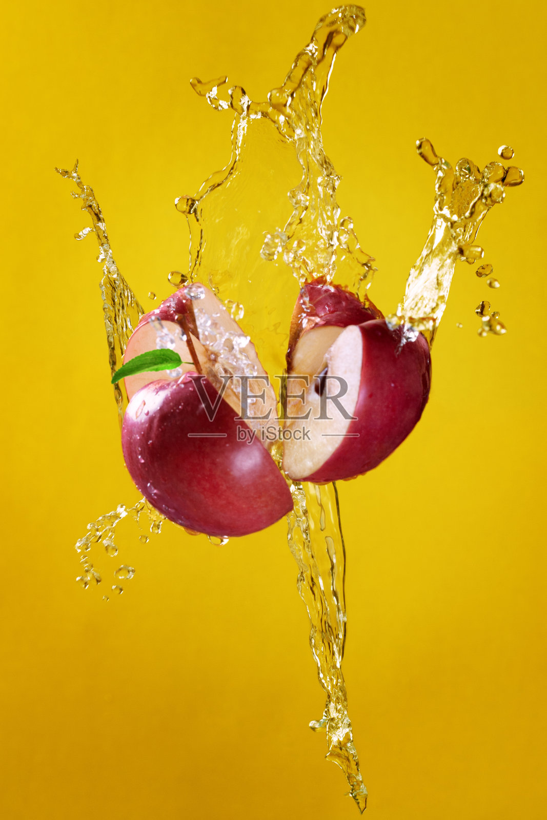 苹果溅起水花照片摄影图片