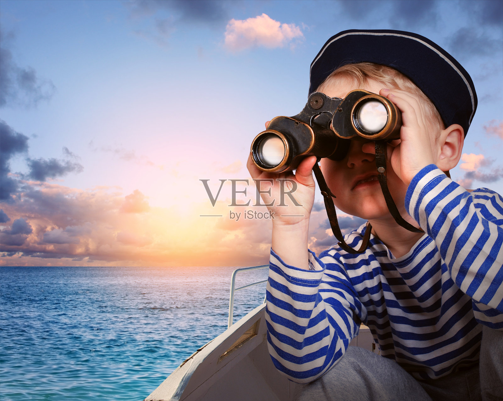 水手带着双筒望远镜在船上照片摄影图片