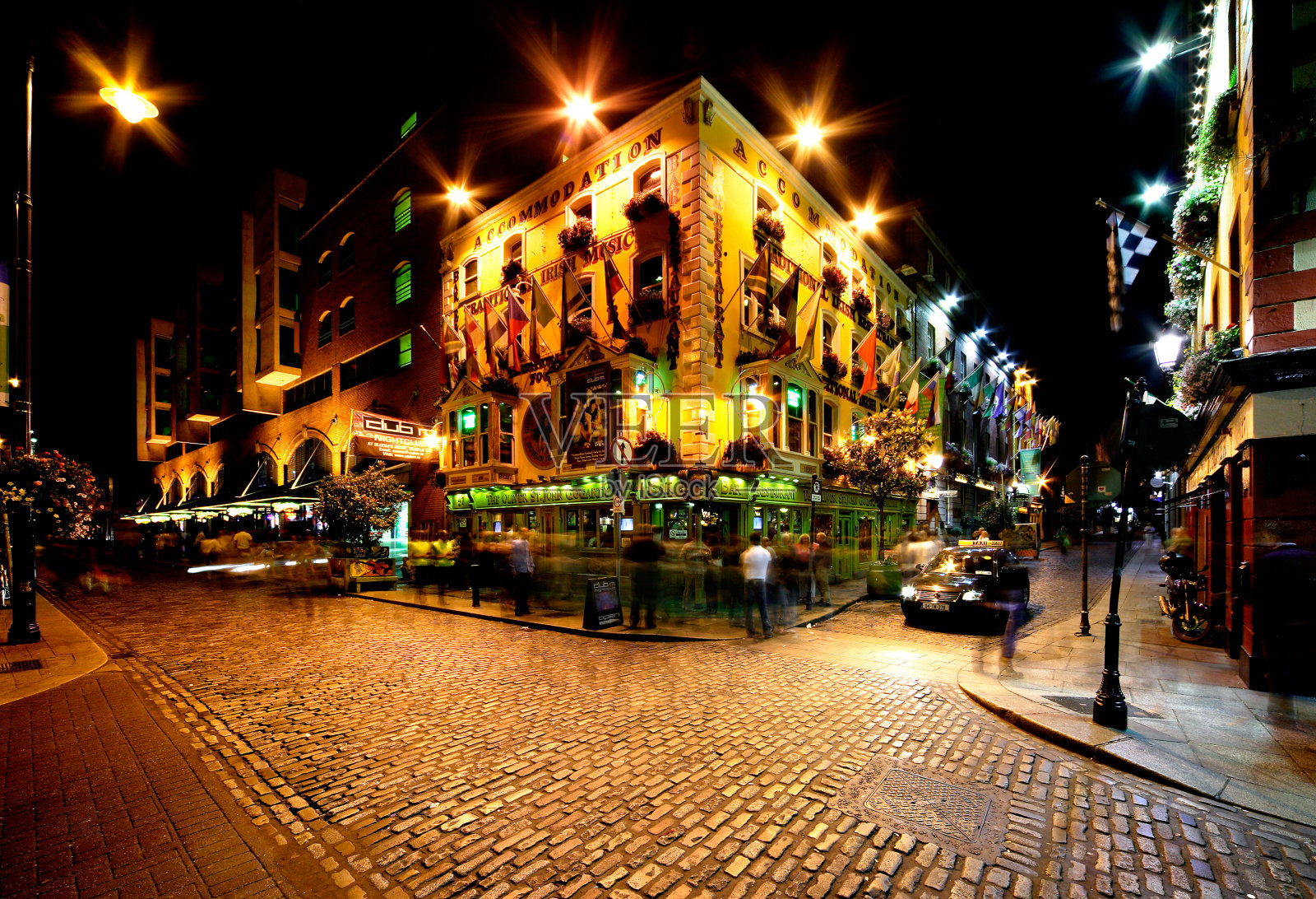 爱尔兰都柏林的圣殿酒吧街夜景照片摄影图片