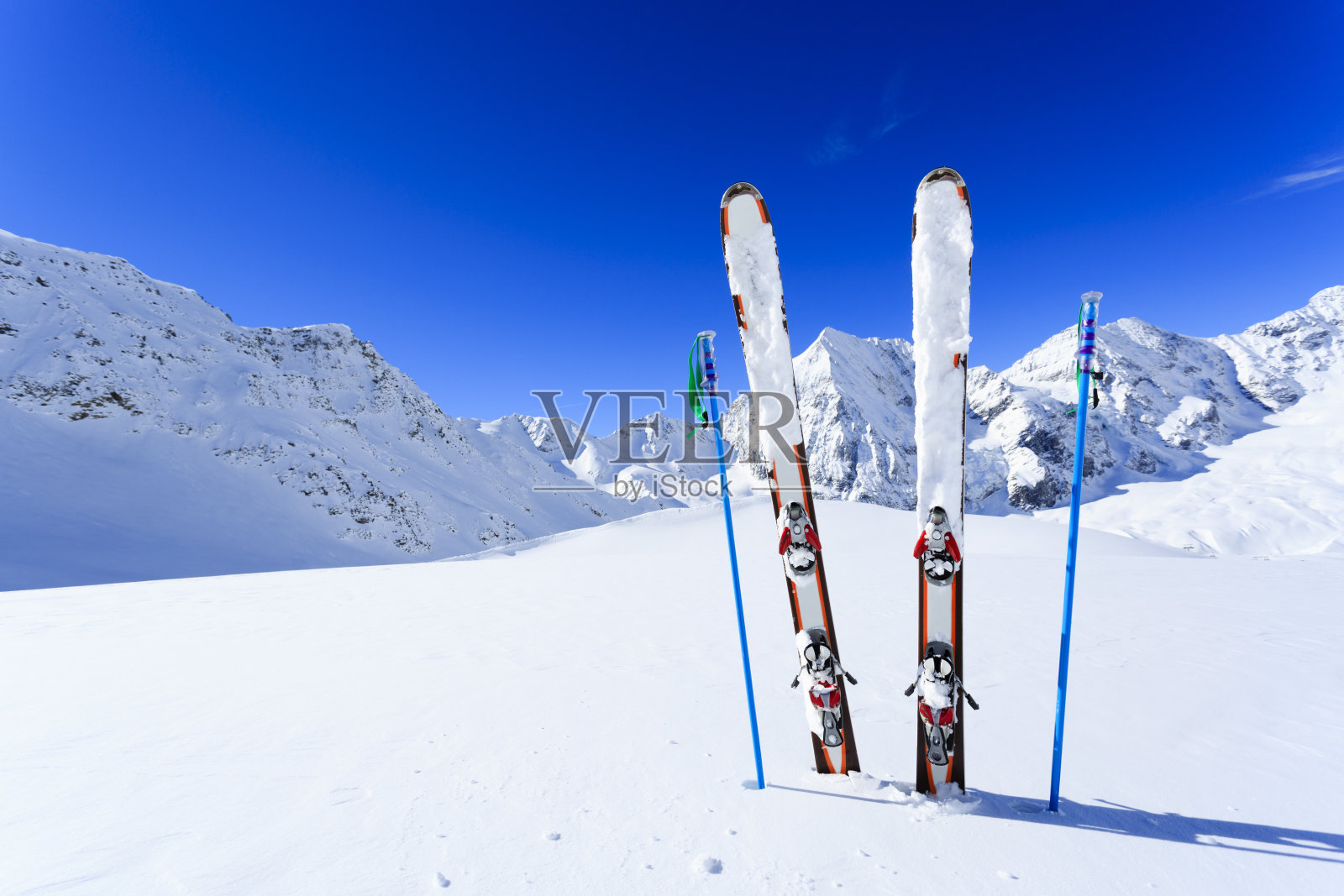 雪地上的滑雪装备照片摄影图片