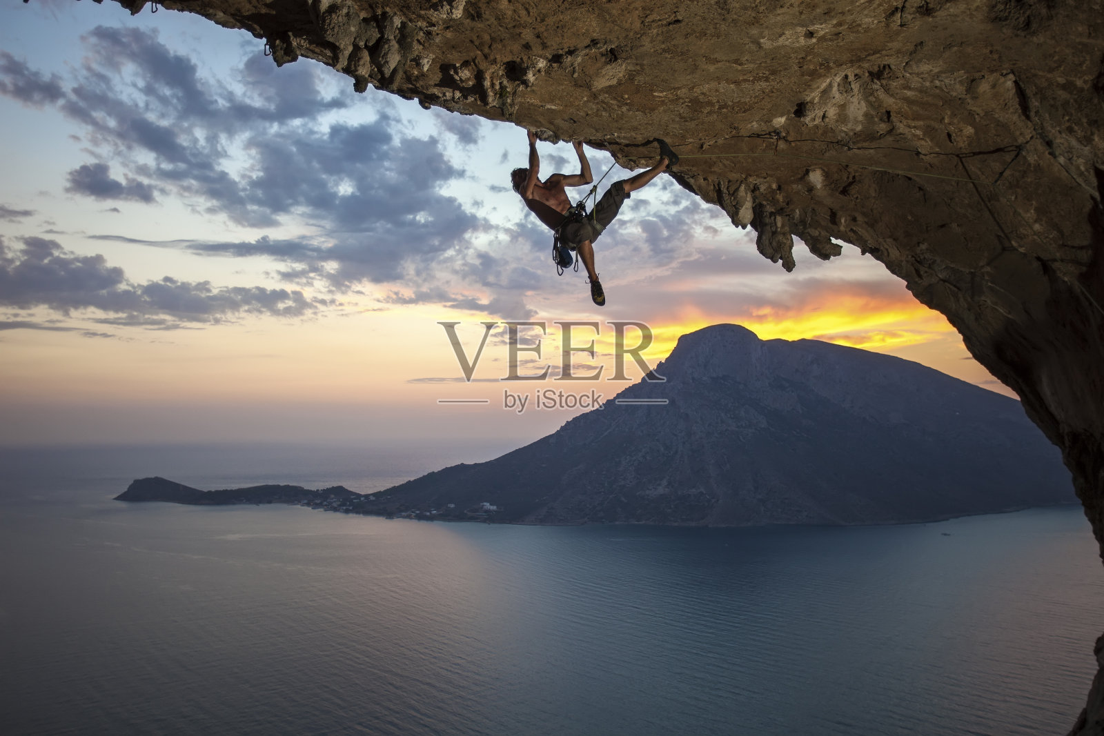 日落时分，男性攀岩者照片摄影图片