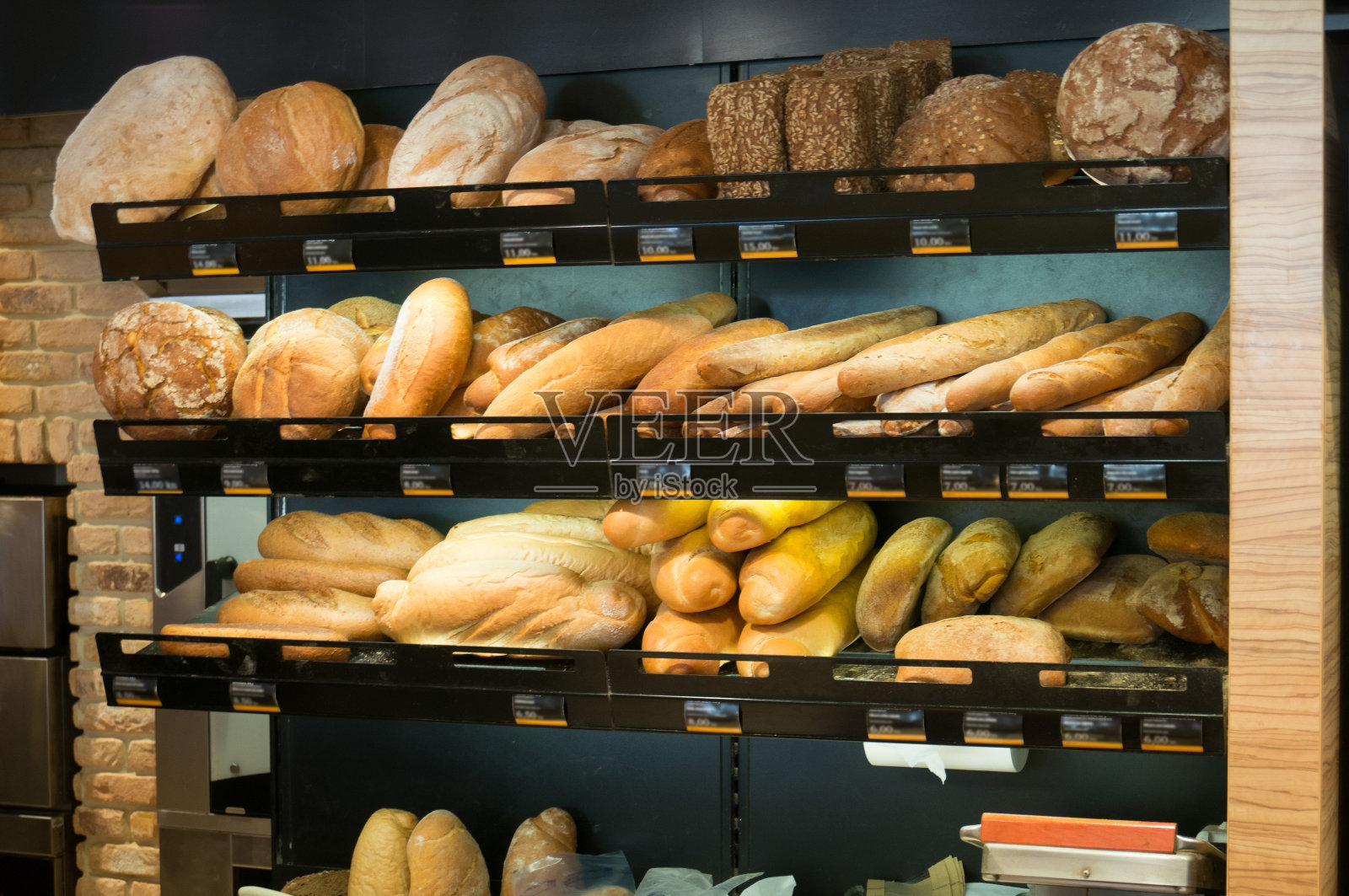 面包店出售不同种类的新鲜面包和面包卷照片摄影图片