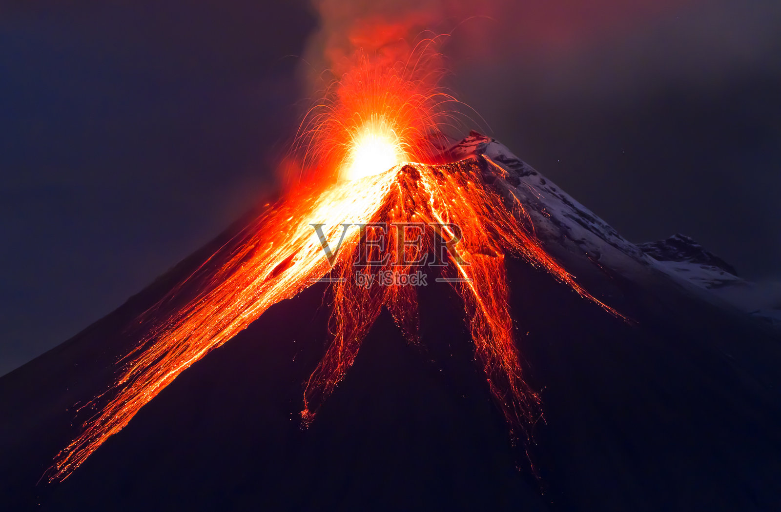 近距离火山爆发(通古拉瓦)照片摄影图片