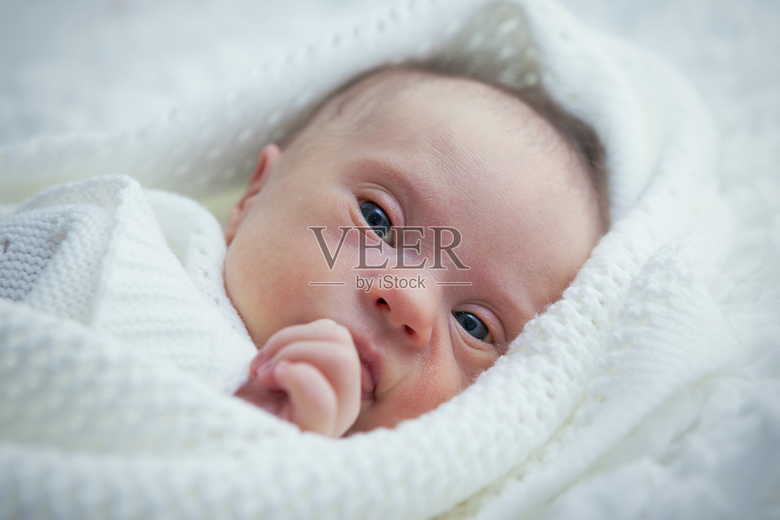新生儿唐氏综合症是安静和看起来照片摄影图片