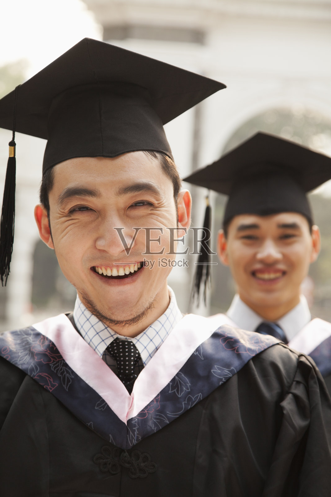 年轻的毕业生戴着学士学位帽照片摄影图片
