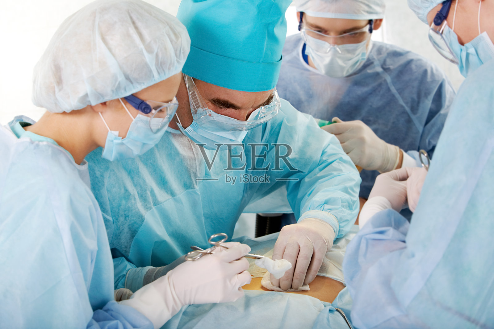 一组手术人员进行手术照片摄影图片