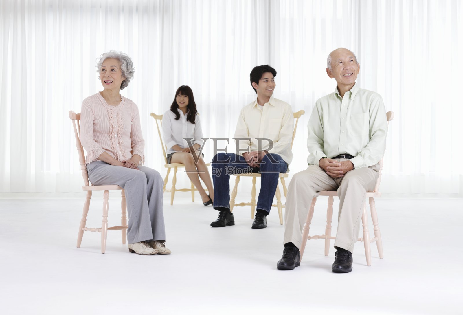 坐在椅子上的日本家庭。照片摄影图片