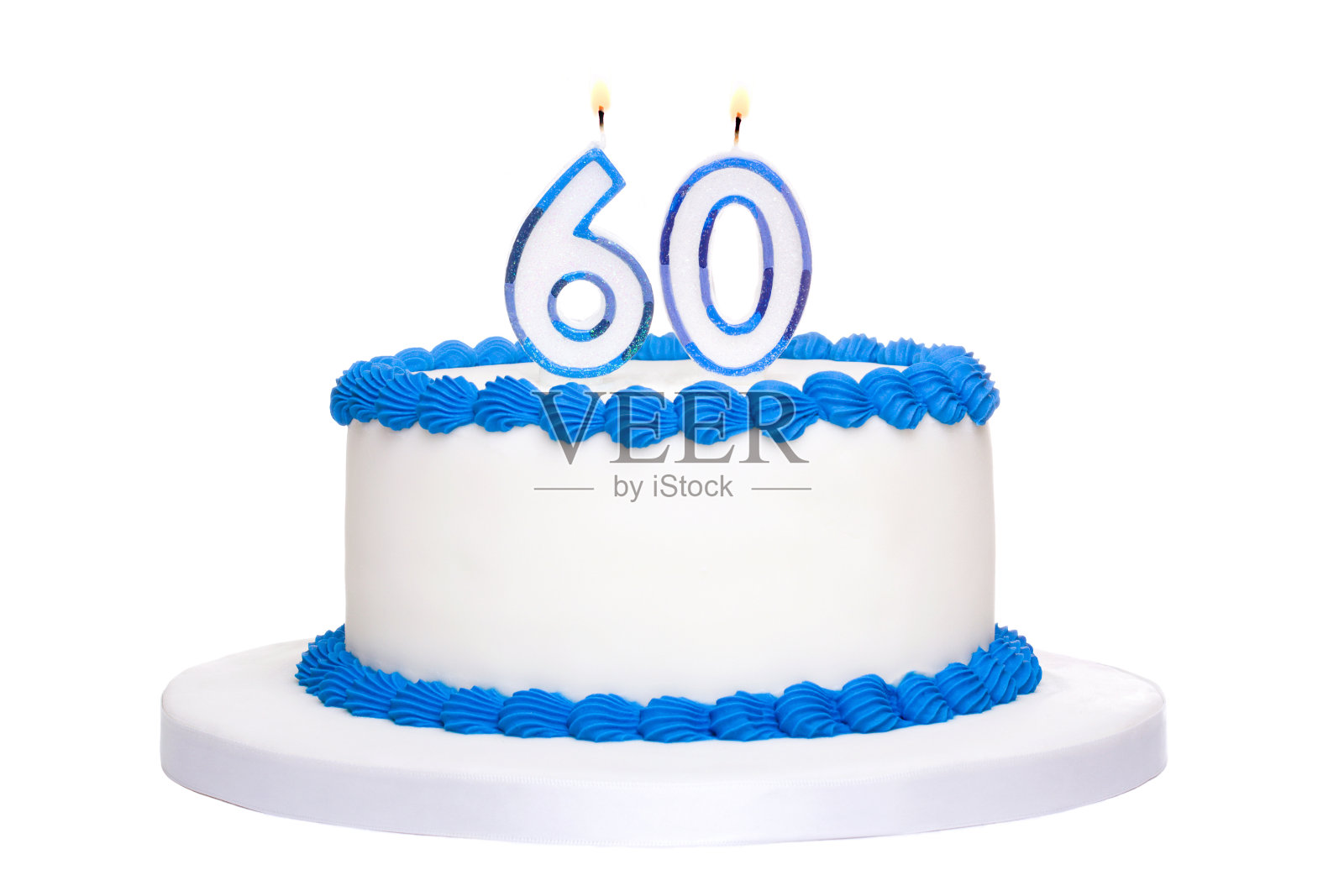 刚做好的生日蛋糕和60支蜡烛照片摄影图片
