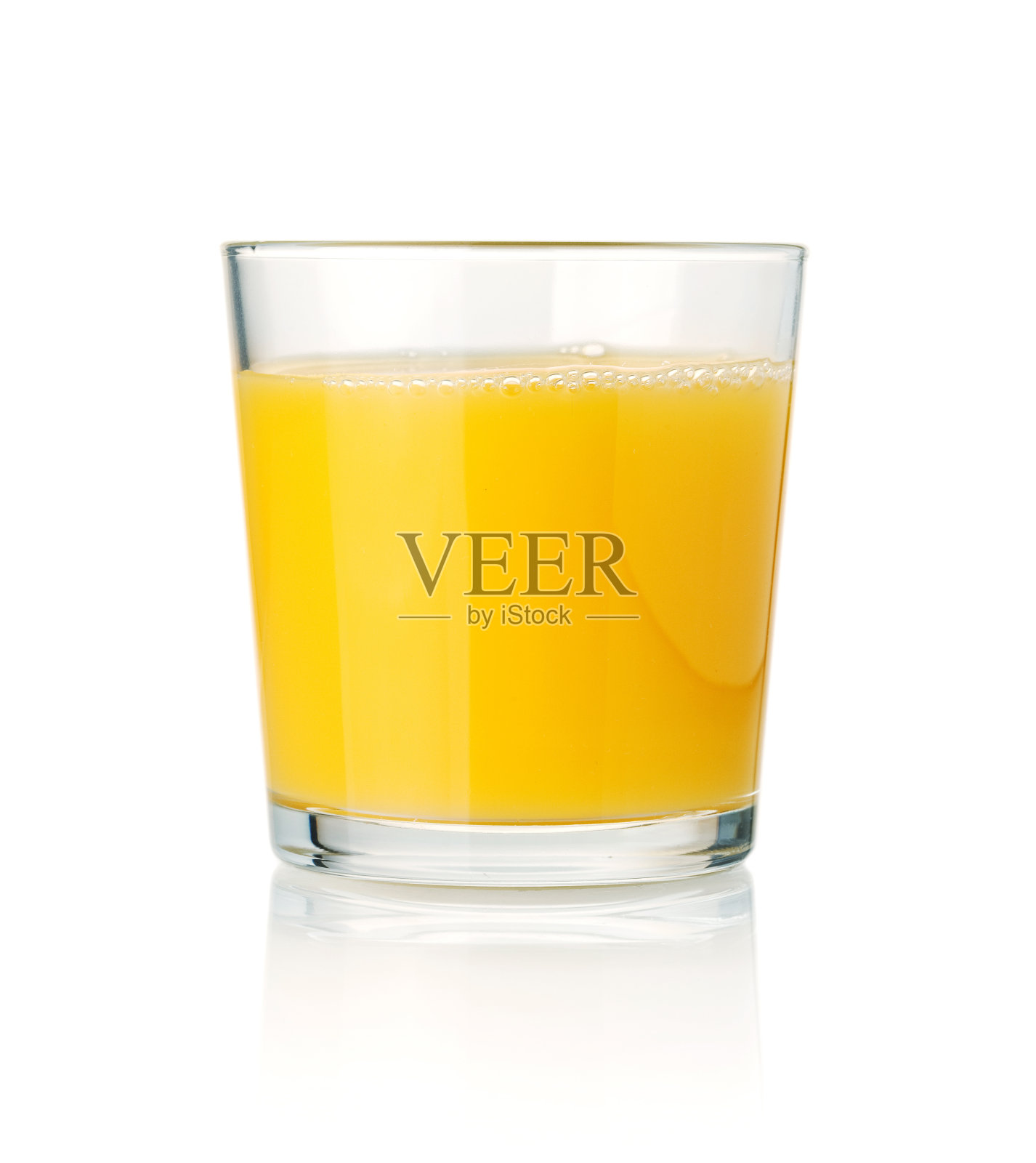 一杯橙汁放在白色的表面上照片摄影图片