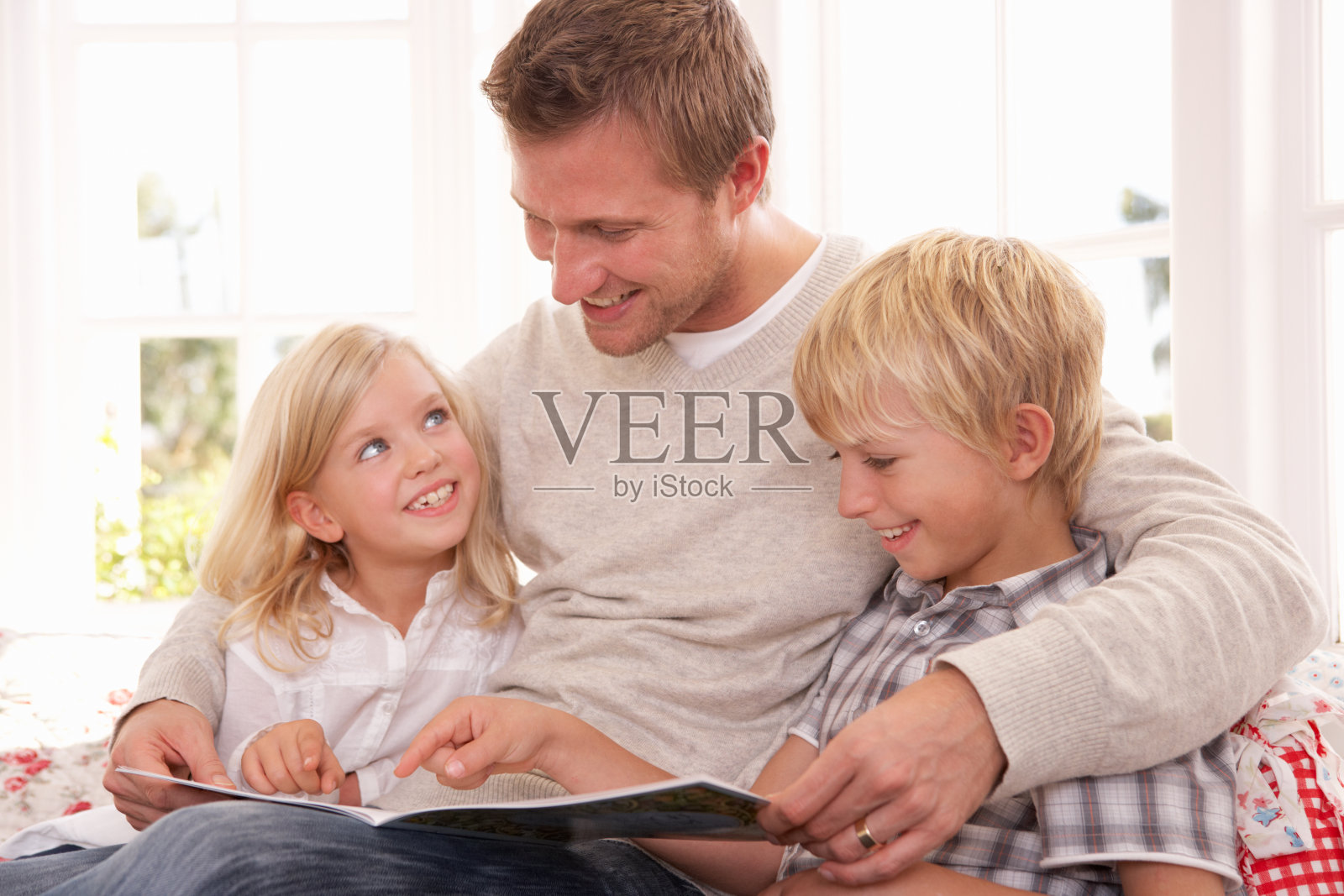 男人和孩子一起阅读照片摄影图片