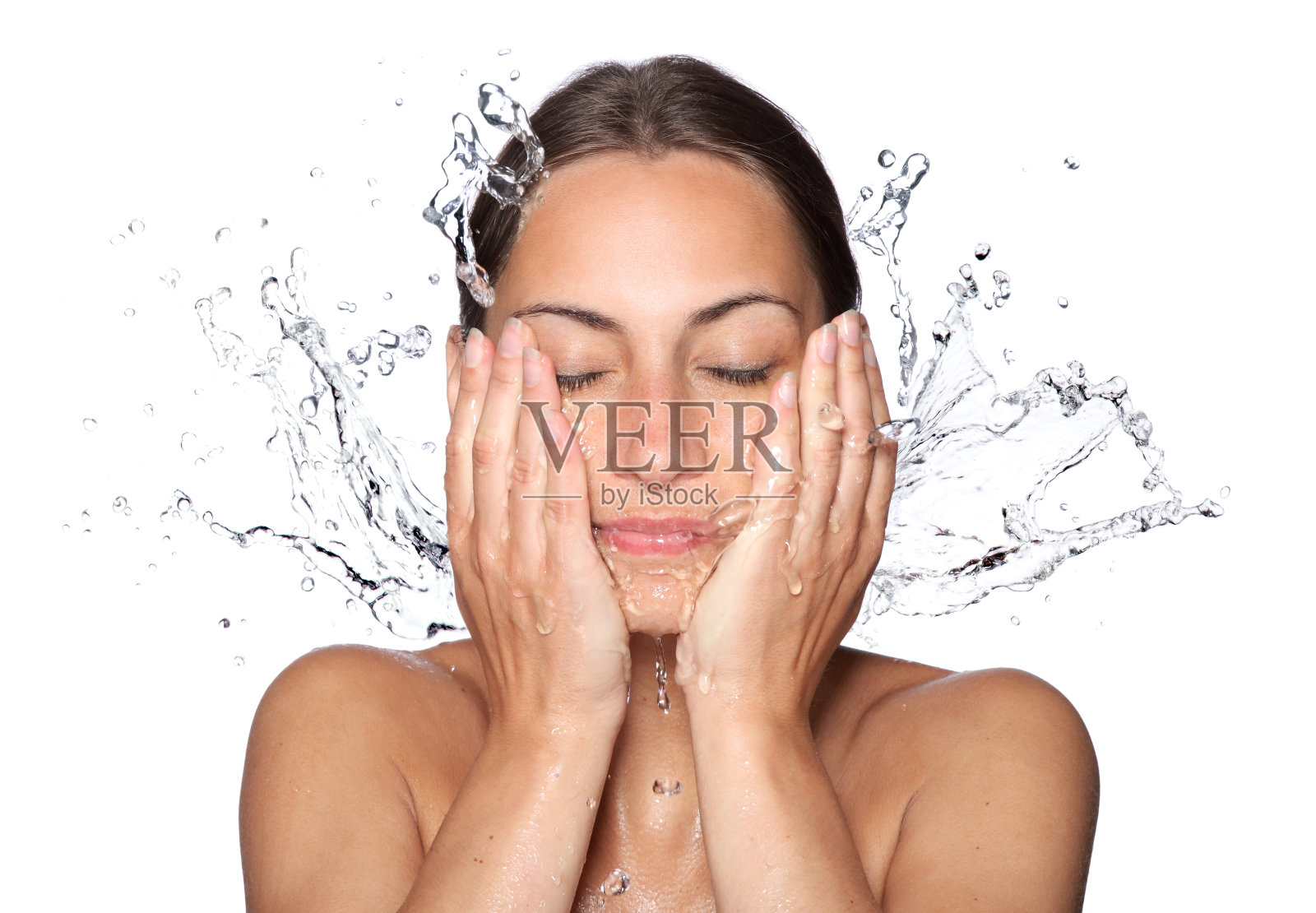 漂亮的女人的脸被水滴湿了照片摄影图片