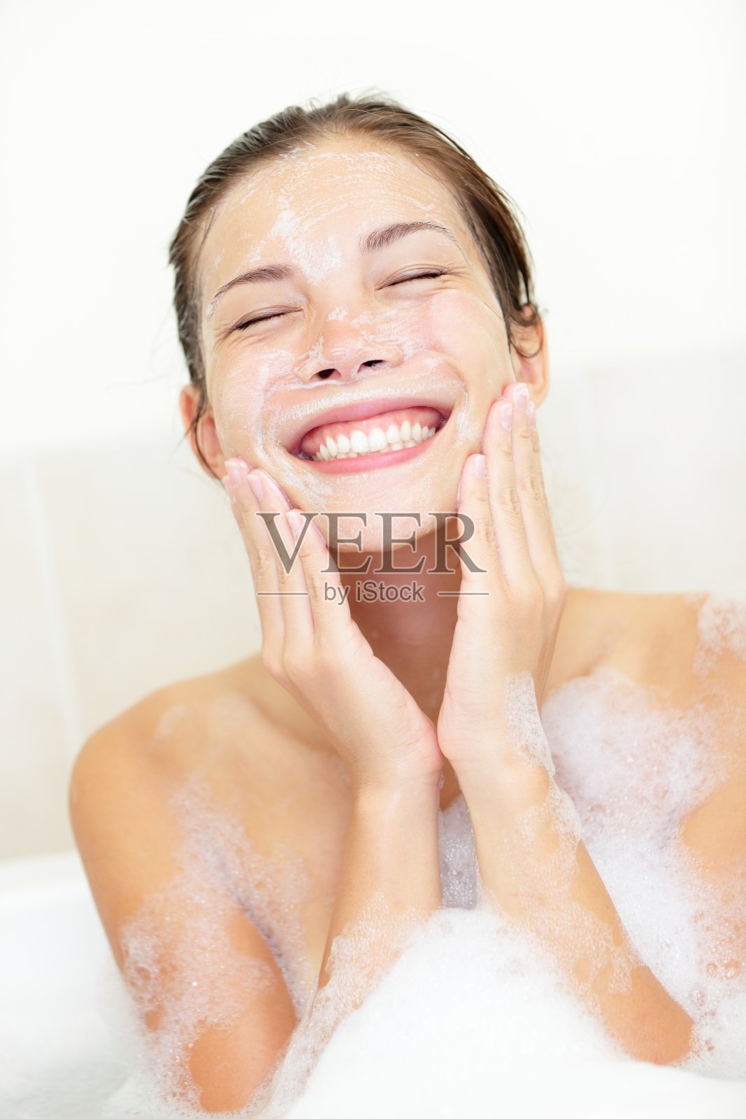 洗澡时洗脸的女人照片摄影图片