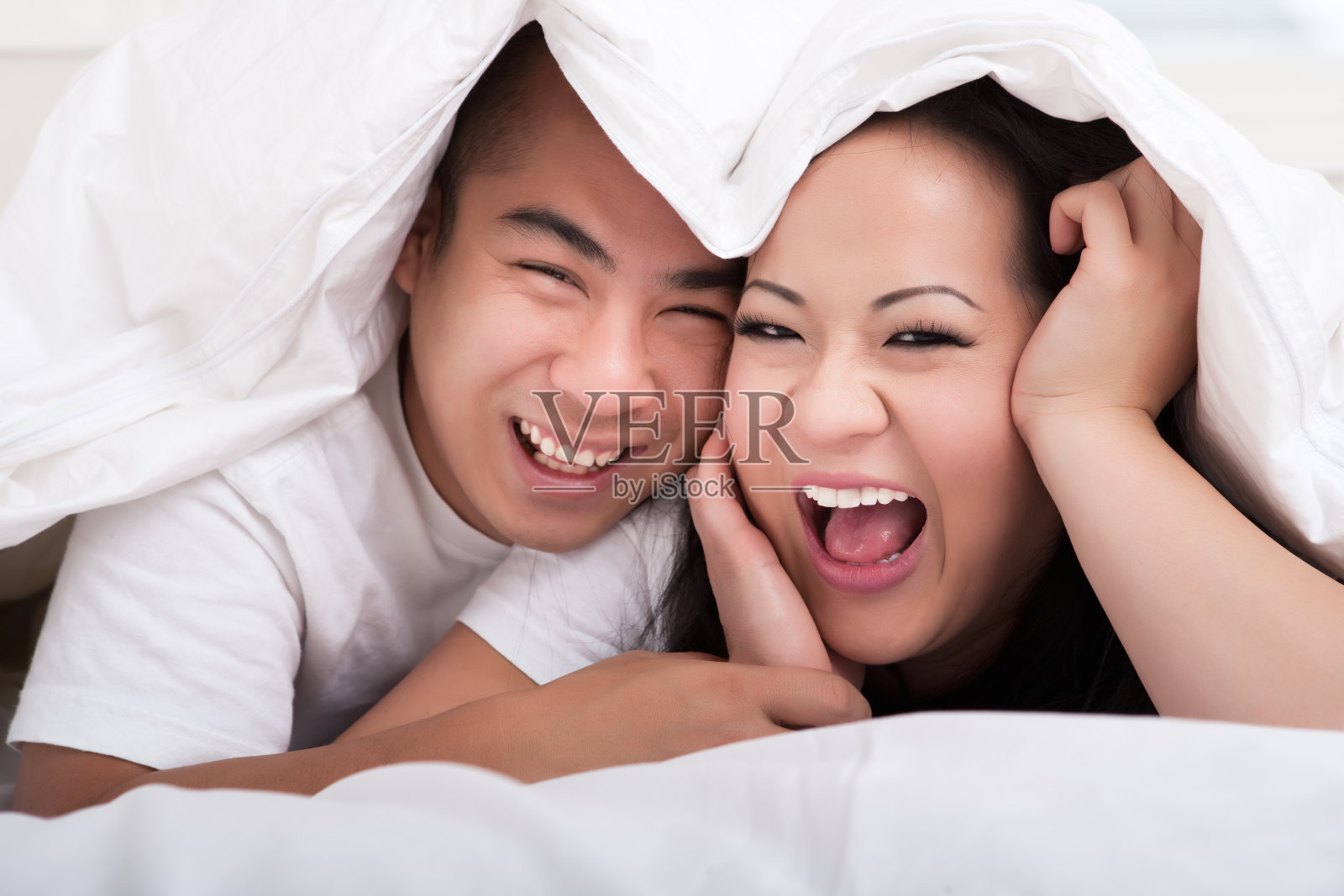 亚洲夫妇卧室肖像照片摄影图片