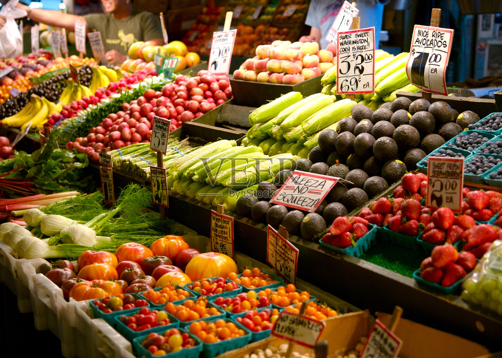 农贸市场上五颜六色的水果和蔬菜照片摄影图片