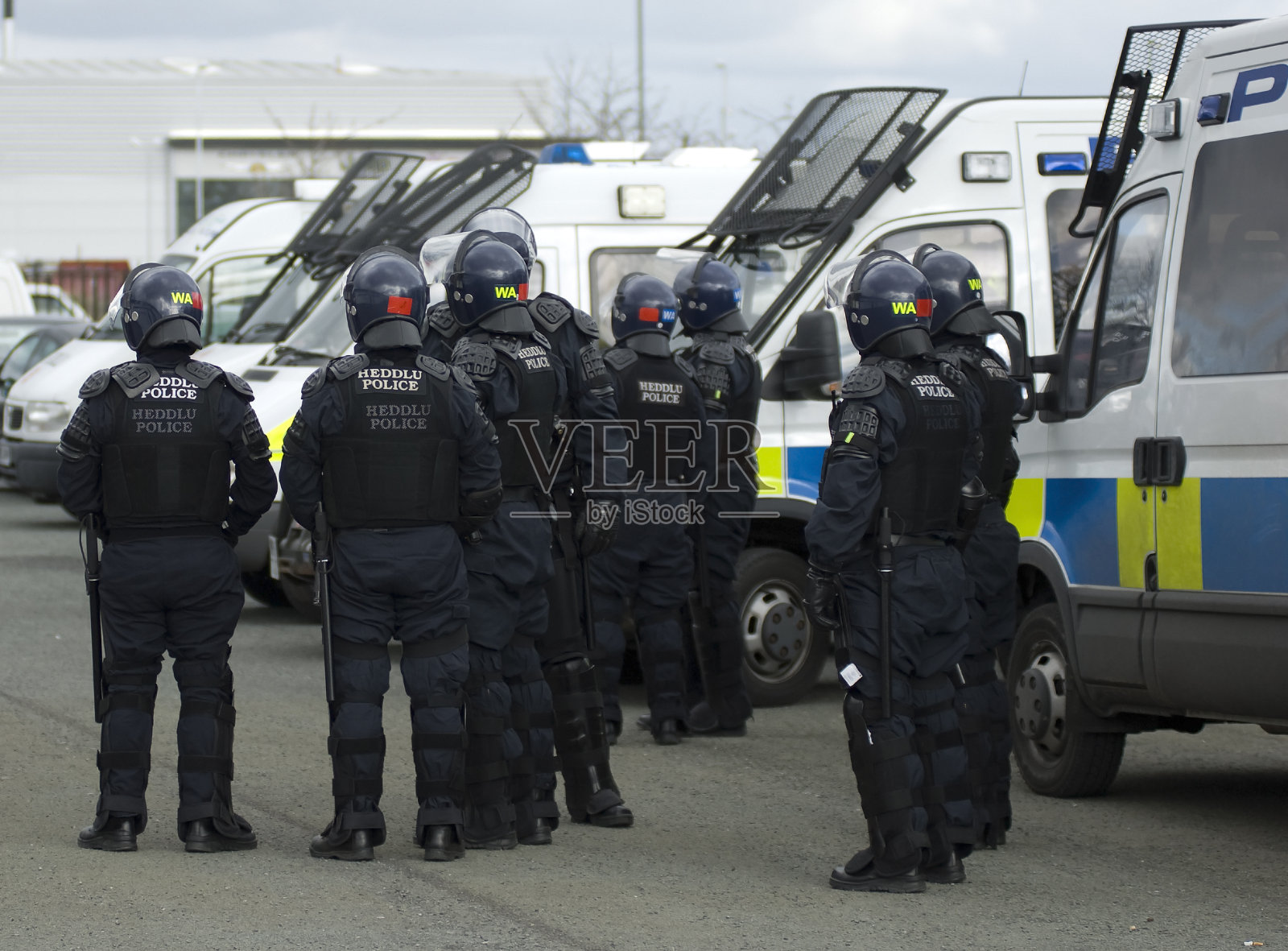 身着防暴装备的英国警察照片摄影图片
